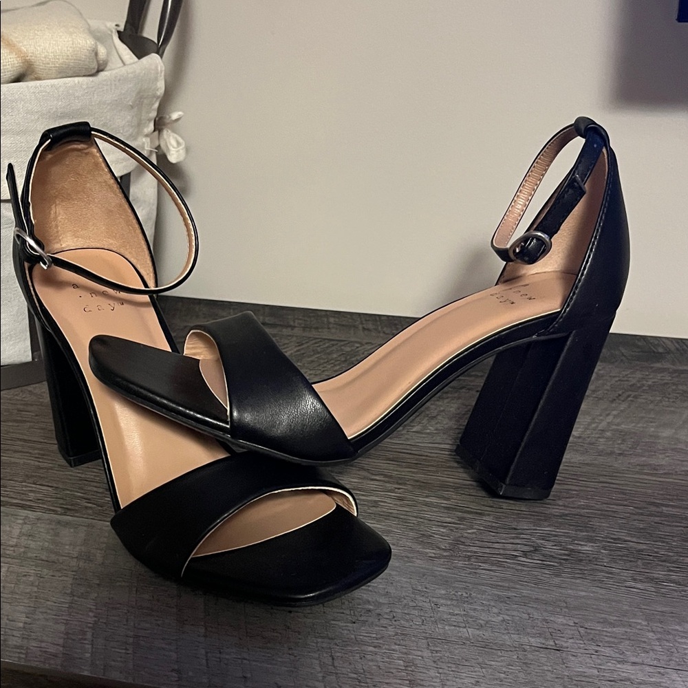 Black heels - size 7W. Never worn
